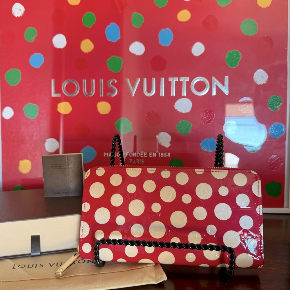 Louis Vuitton x Kusama Limited
Edition Long Zip Wallet
Vernis Infinity Dots